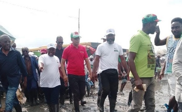 Grupo parlamentar da UNITA em visita de campo para acções de solidariedade