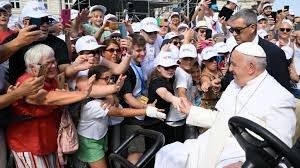 Papa defende fé atenta a «problemas sociais e políticos», que acompanha vida concreta das pessoas
