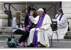 Papa entre os 150 sacerdotes que confessam os participantes no Jubileu dos Adolescente