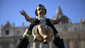 Papa abençoou imagens do Menino Jesus, pedindo respeito pela vida humana