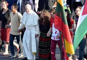 Papa diz que é impossível “vencer o terror com mais terror”