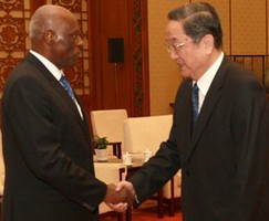 Papel pacificador de José Eduardo dos Santos ressaltado no encontro com Yu Zhengsheng 